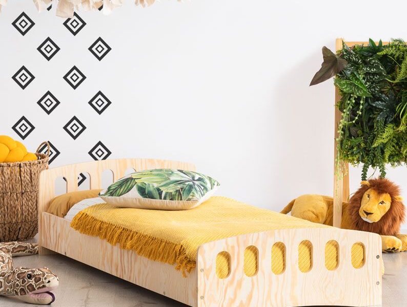 drewniane łóżko dziecięce ze stelażem